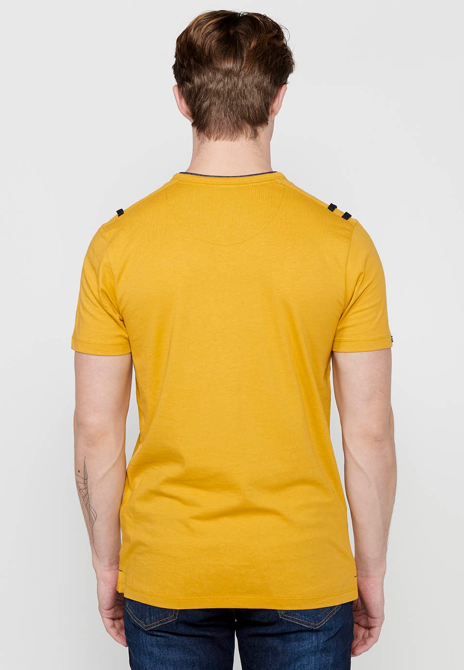 Gelbes Herren-T-Shirt aus Baumwolle mit kurzen Ärmeln, Rundhalsausschnitt und geknöpfter Öffnung 7