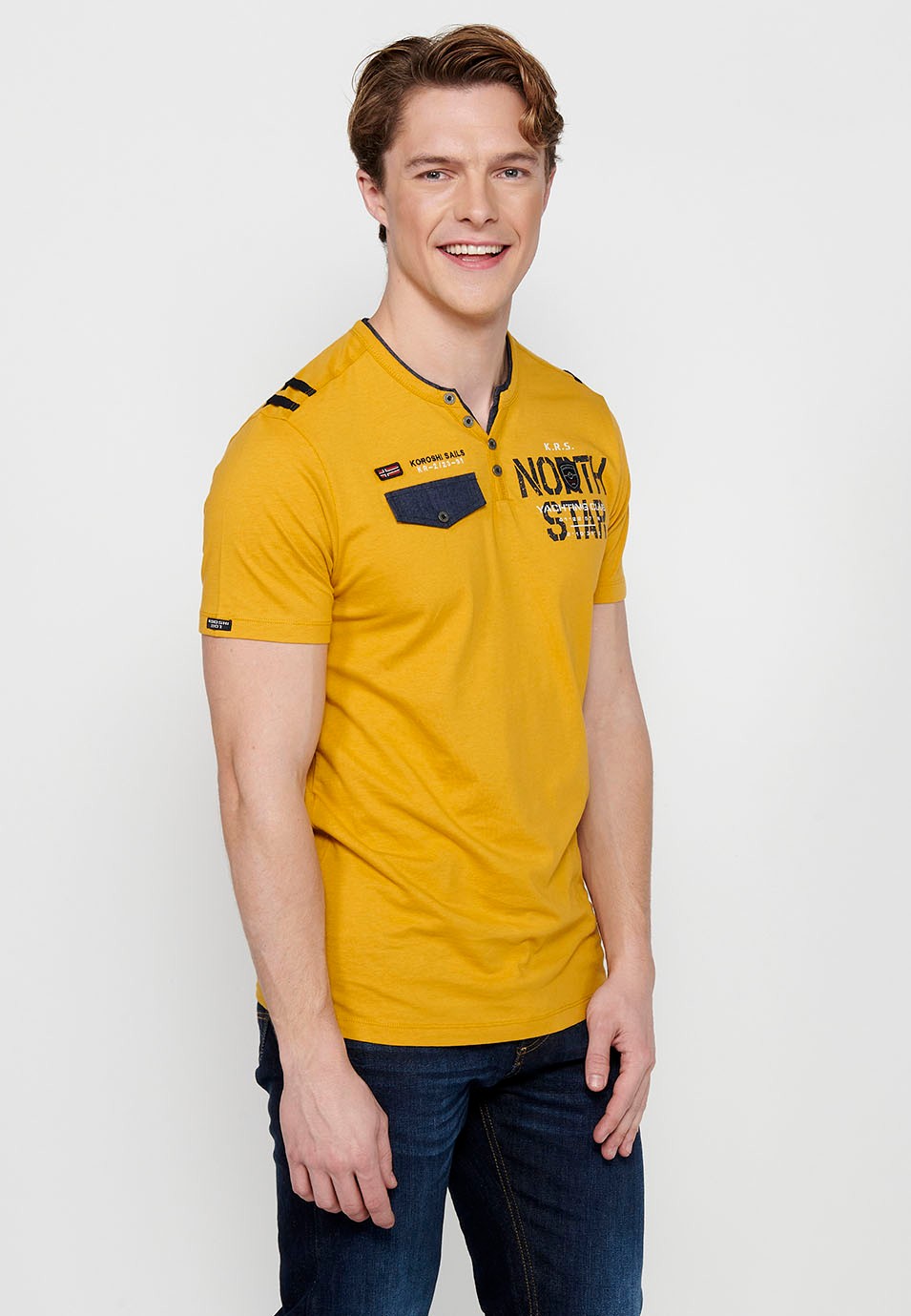 Gelbes Herren-T-Shirt aus Baumwolle mit kurzen Ärmeln, Rundhalsausschnitt und geknöpfter Öffnung 3