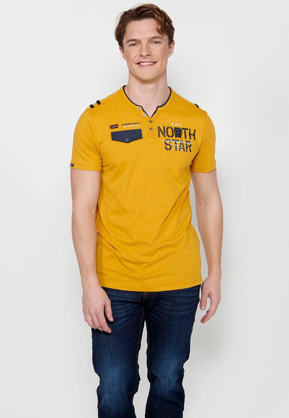 Gelbes Herren-T-Shirt aus Baumwolle mit kurzen Ärmeln, Rundhalsausschnitt und geknöpfter Öffnung