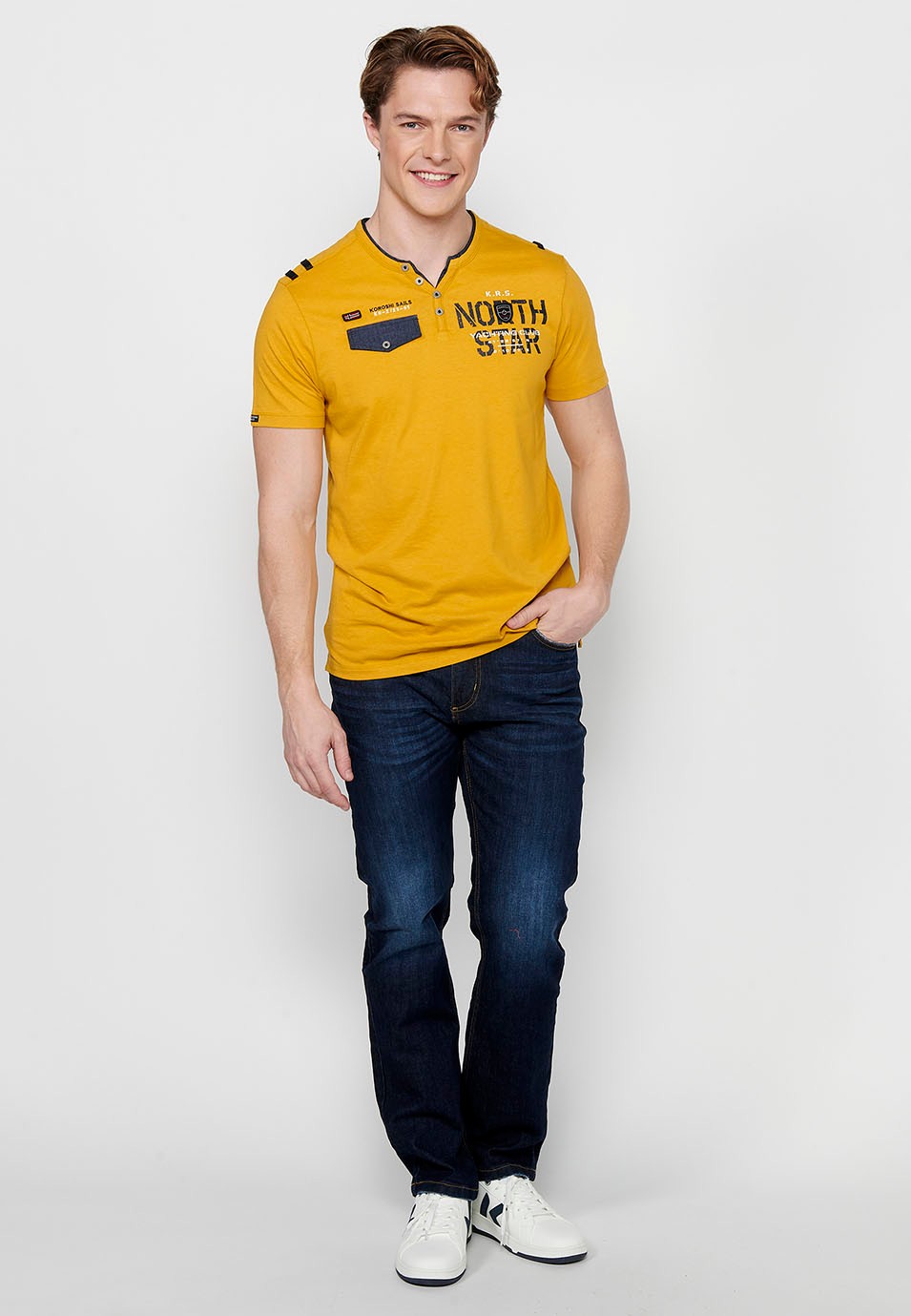 Gelbes Herren-T-Shirt aus Baumwolle mit kurzen Ärmeln, Rundhalsausschnitt und geknöpfter Öffnung 1