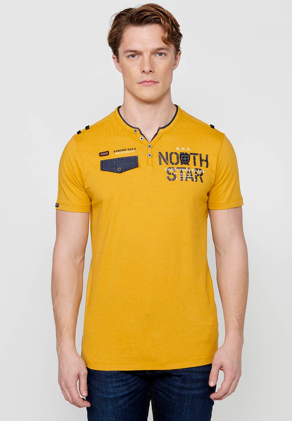 Gelbes Herren-T-Shirt aus Baumwolle mit kurzen Ärmeln, Rundhalsausschnitt und geknöpfter Öffnung 6