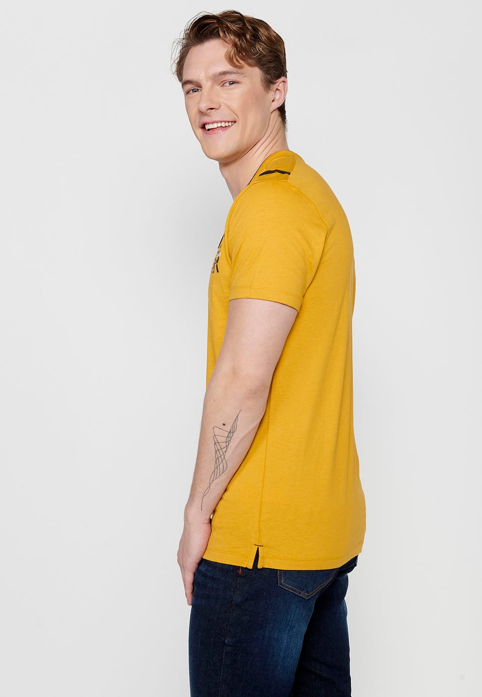 Gelbes Herren-T-Shirt aus Baumwolle mit kurzen Ärmeln, Rundhalsausschnitt und geknöpfter Öffnung 5