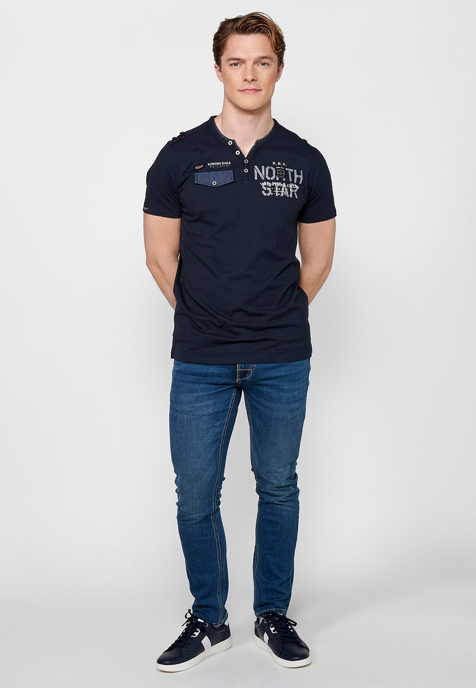 Marineblaues, kurzärmliges Baumwoll-T-Shirt mit Rundhalsausschnitt und geknöpfter Öffnung für Herren 1