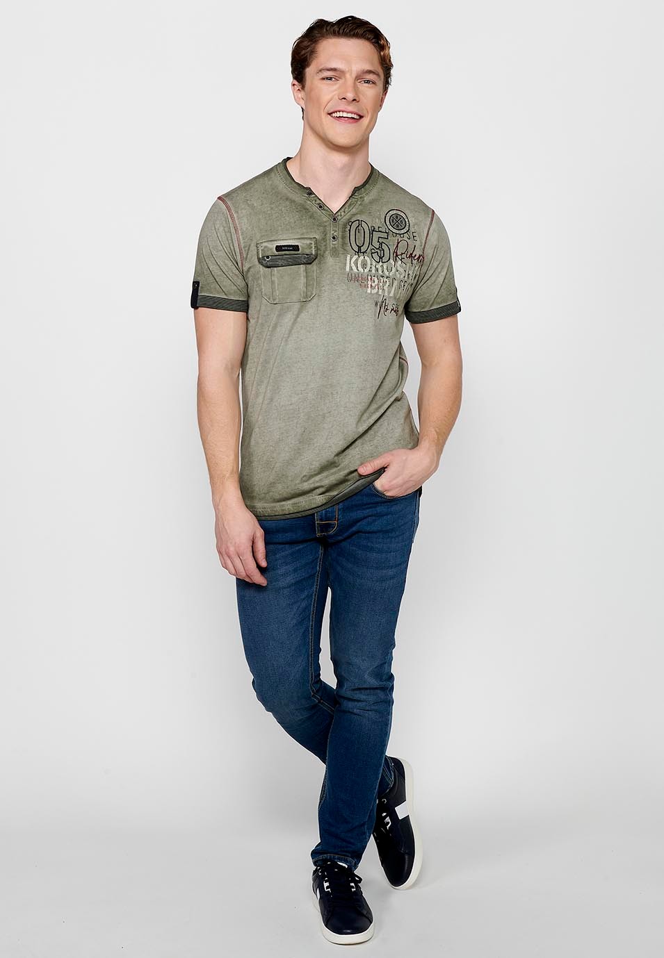 Khakifarbenes, kurzärmliges Baumwoll-T-Shirt mit Rundhalsausschnitt und Knopfleiste für Herren 1