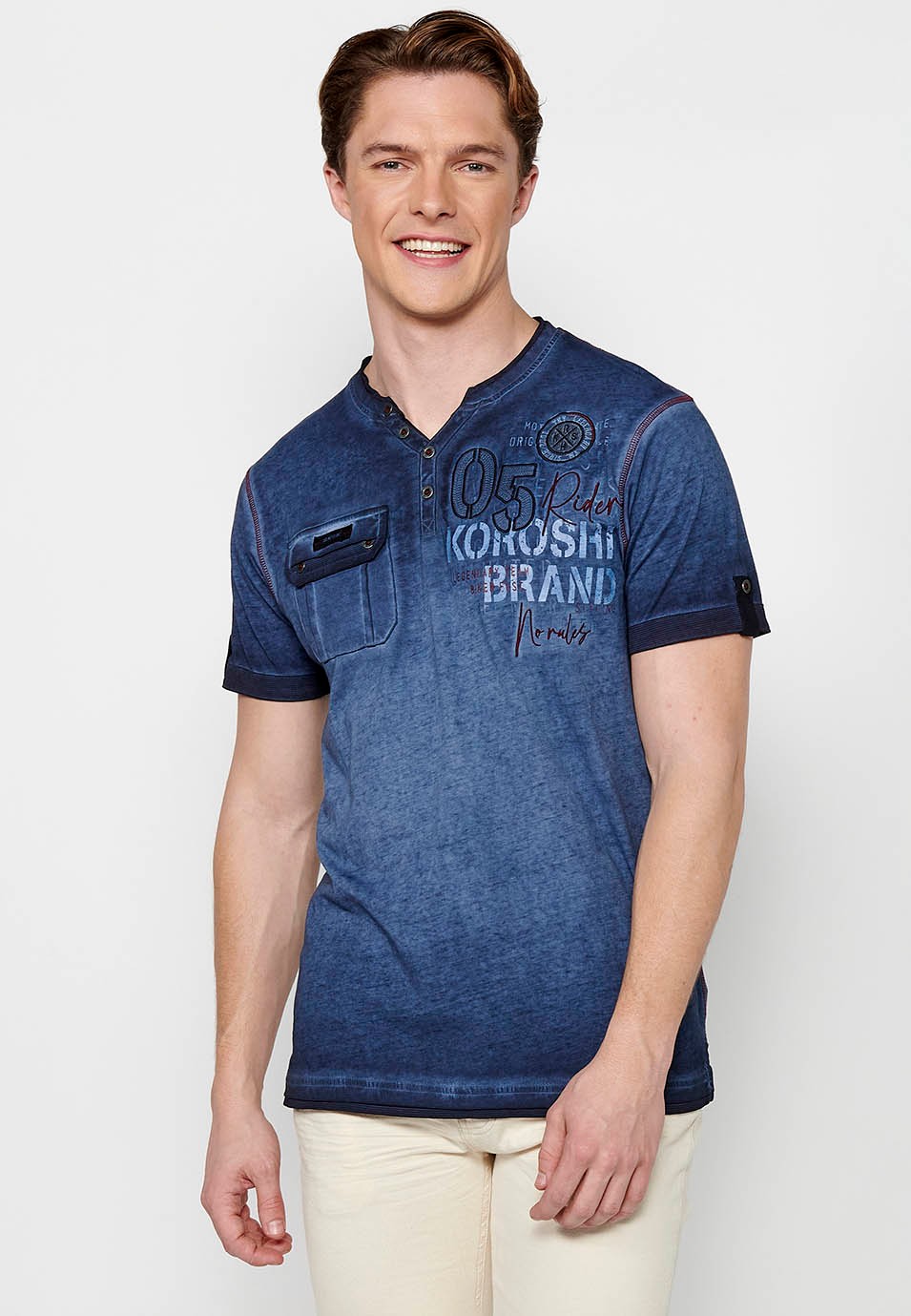 Blaues, kurzärmliges Herren-T-Shirt mit Knopfleiste und Rundhalsausschnitt