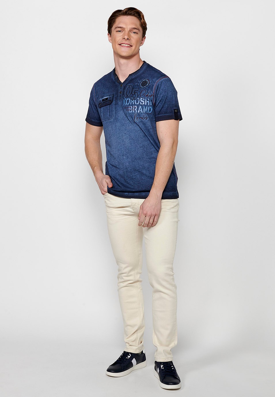 Blaues, kurzärmliges Herren-T-Shirt mit Knopfleiste und Rundhalsausschnitt