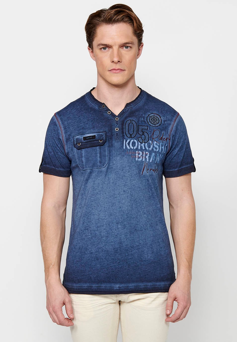 Samarreta de màniga curta i coll rodó amb botons de color blau per a home