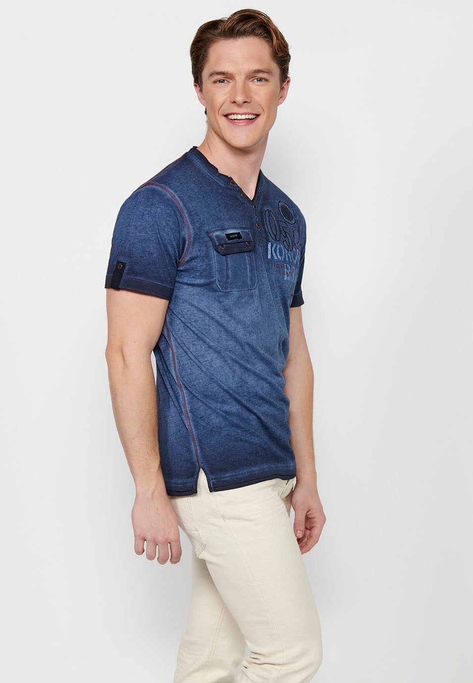 T-shirt bleu boutonné à manches courtes et col rond pour hommes