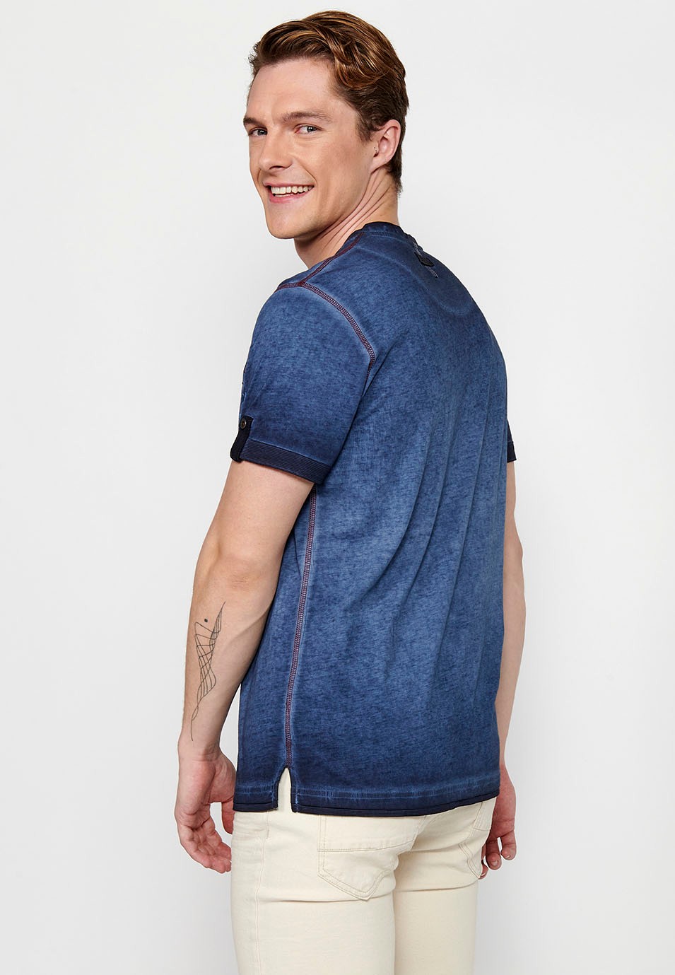 Samarreta de màniga curta i coll rodó amb botons de color blau per a home