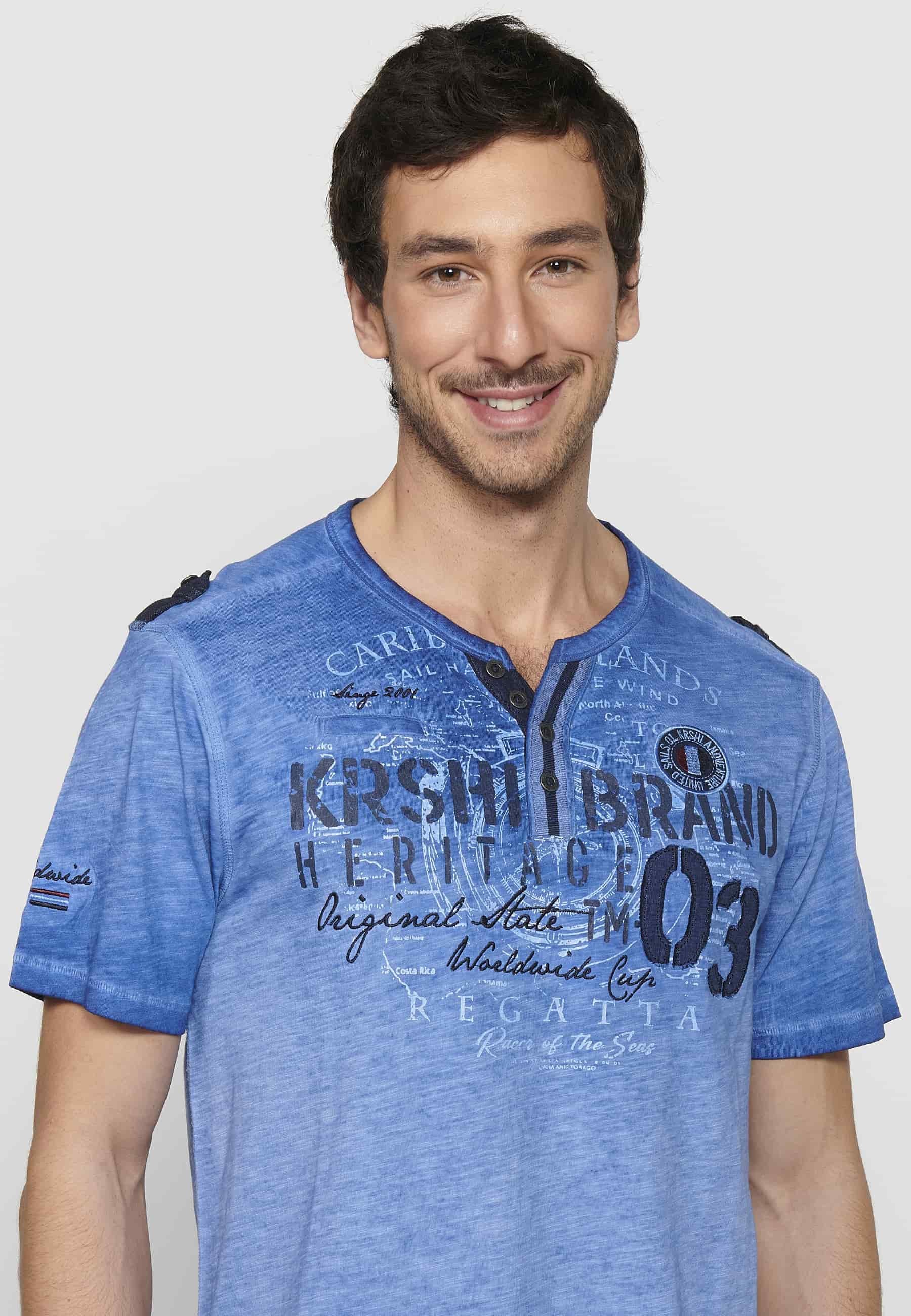 Kurzärmliges Herren-T-Shirt aus Baumwolle mit Rundhalsausschnitt, geknöpfter Öffnung und blau Detail vorne