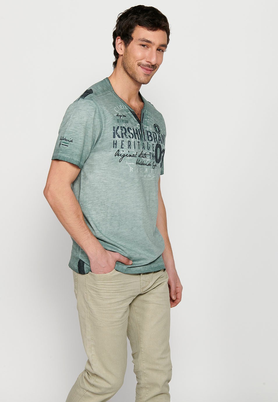 Kurzärmliges Herren-T-Shirt aus Baumwolle mit Rundhalsausschnitt, geknöpfter Öffnung und khakifarbenem Detail vorne 3