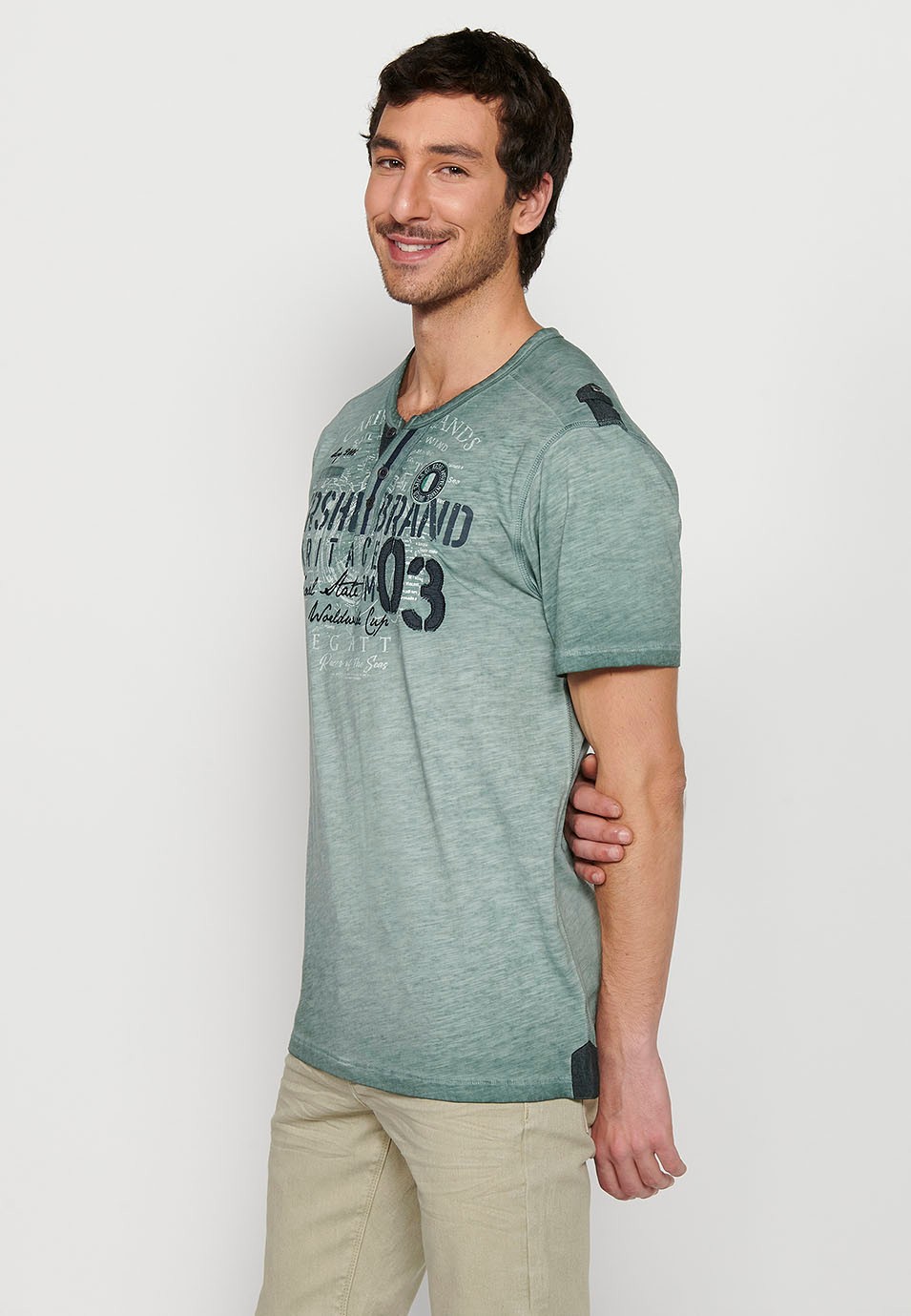 Kurzärmliges Herren-T-Shirt aus Baumwolle mit Rundhalsausschnitt, geknöpfter Öffnung und khakifarbenem Detail vorne 7