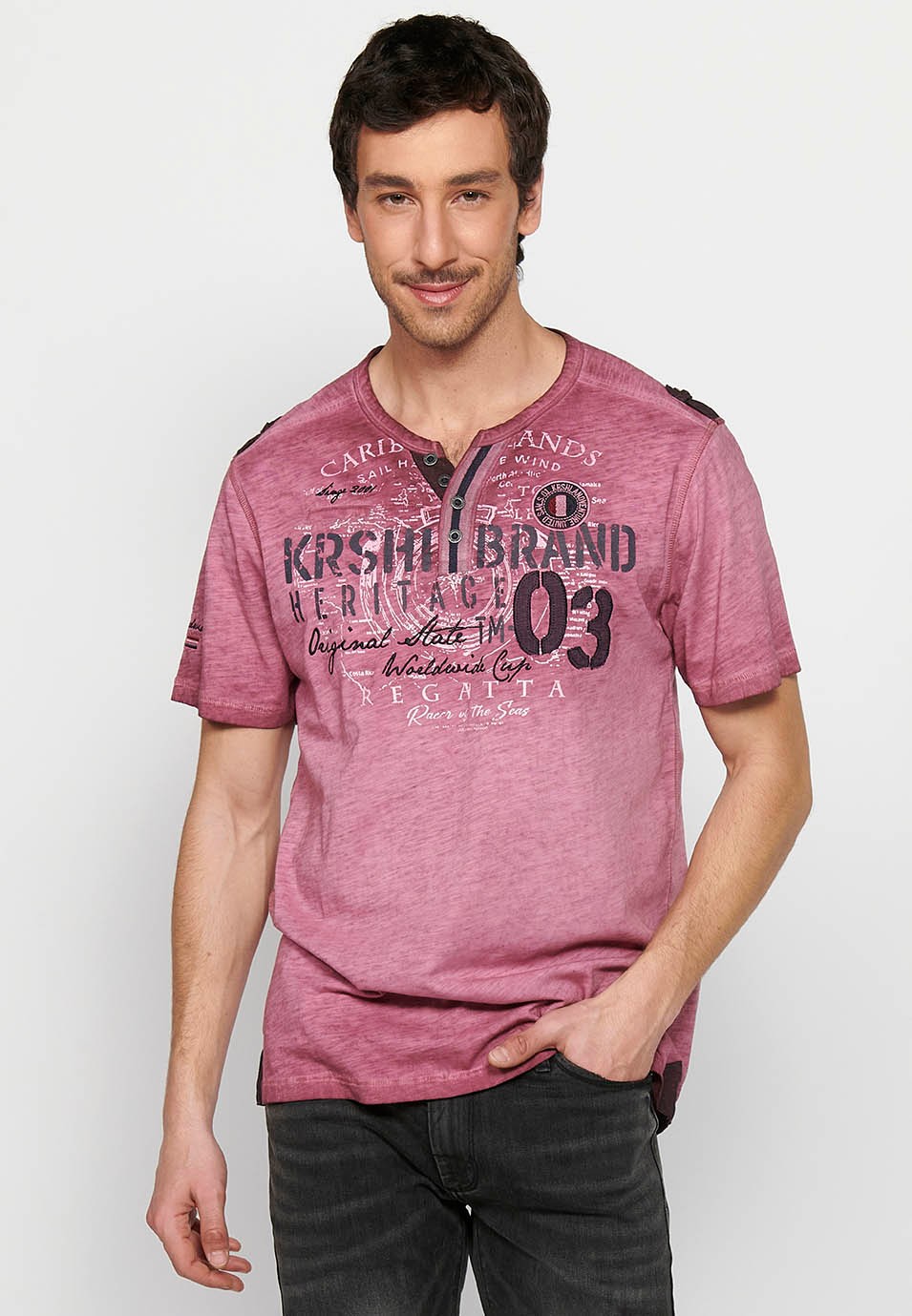 Kurzärmliges Herren-T-Shirt aus Baumwolle mit Rundhalsausschnitt, geknöpfter Öffnung und kastanienbraunem Detail auf der Vorderseite