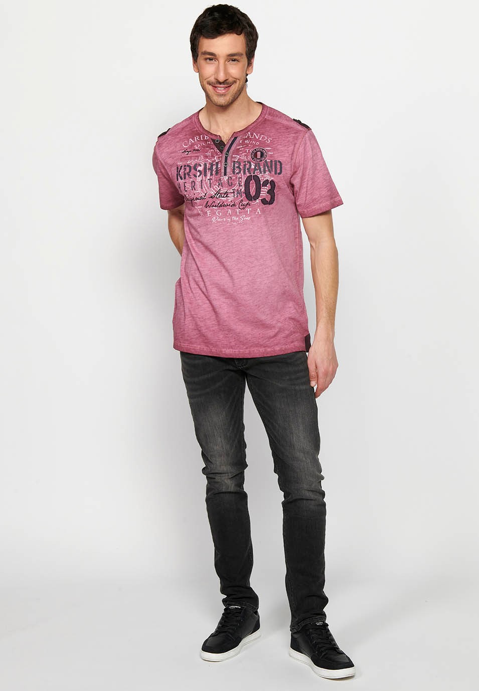 Kurzärmliges Herren-T-Shirt aus Baumwolle mit Rundhalsausschnitt, geknöpfter Öffnung und kastanienbraunem Detail auf der Vorderseite 3