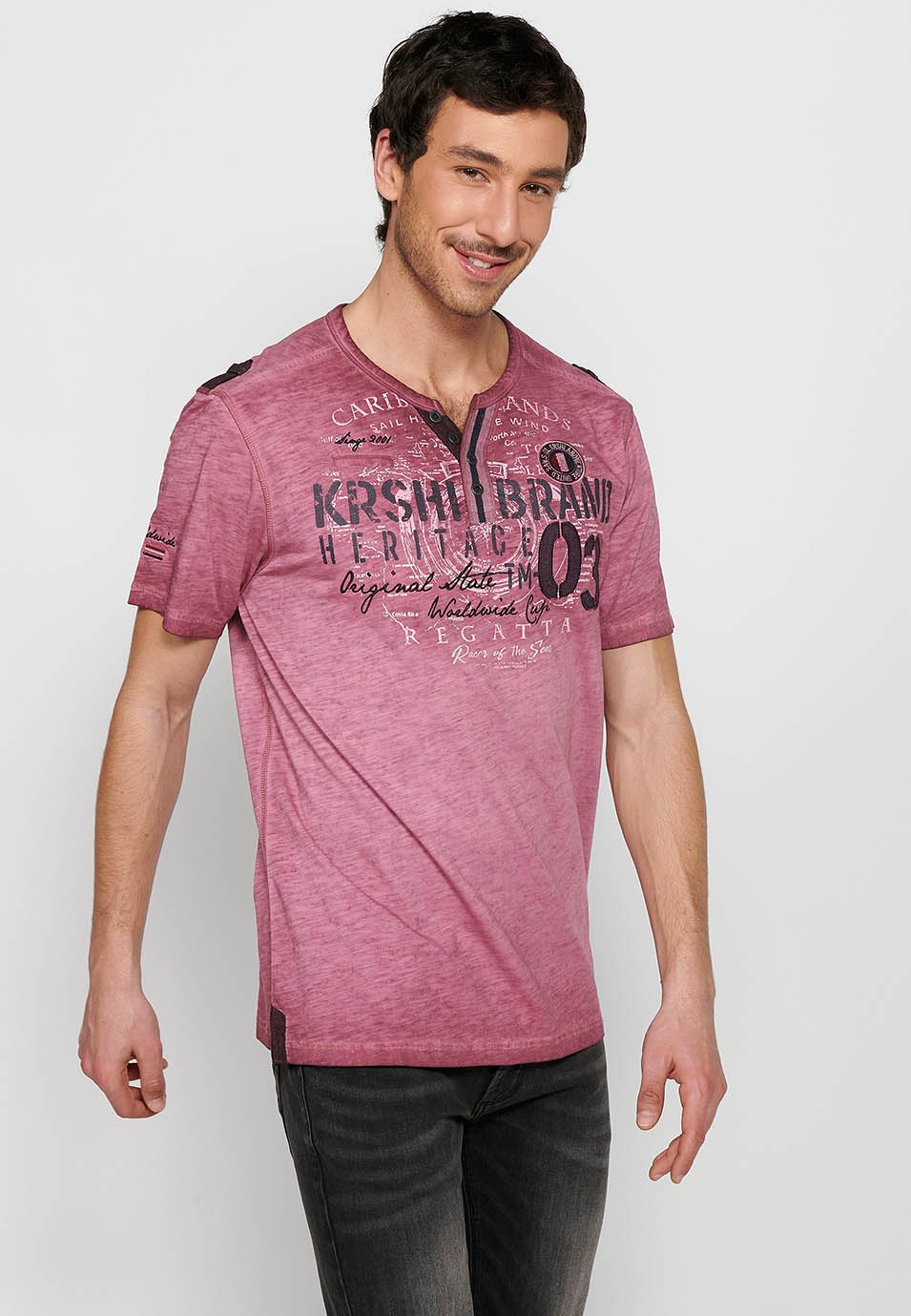 Kurzärmliges Herren-T-Shirt aus Baumwolle mit Rundhalsausschnitt, geknöpfter Öffnung und kastanienbraunem Detail auf der Vorderseite 1