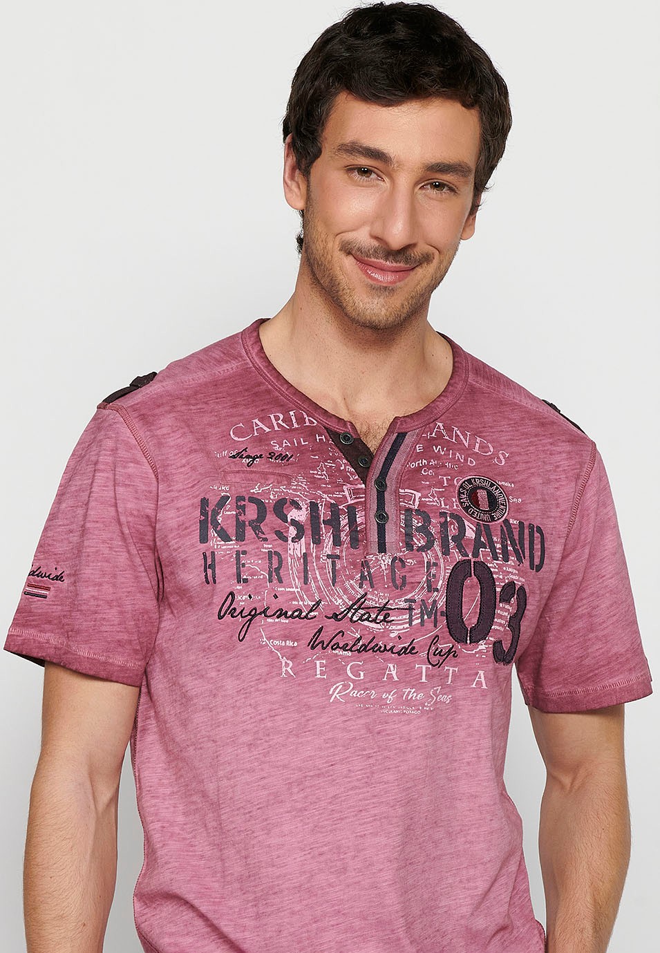 Kurzärmliges Herren-T-Shirt aus Baumwolle mit Rundhalsausschnitt, geknöpfter Öffnung und kastanienbraunem Detail auf der Vorderseite 6