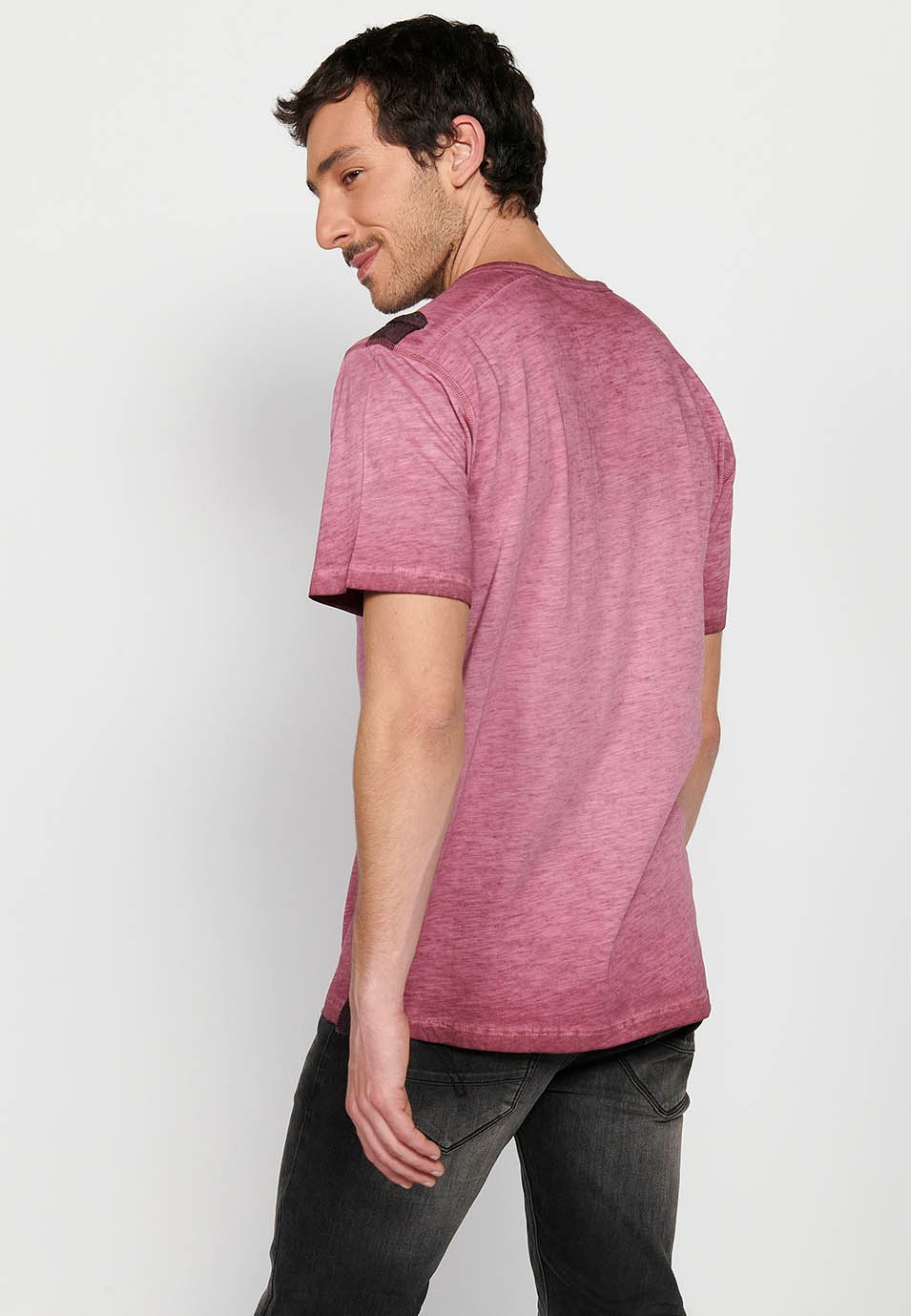 Kurzärmliges Herren-T-Shirt aus Baumwolle mit Rundhalsausschnitt, geknöpfter Öffnung und kastanienbraunem Detail auf der Vorderseite 2