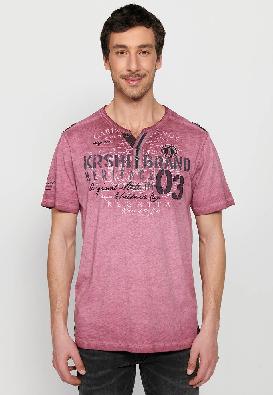Kurzärmliges Herren-T-Shirt aus Baumwolle mit Rundhalsausschnitt, geknöpfter Öffnung und kastanienbraunem Detail auf der Vorderseite 4