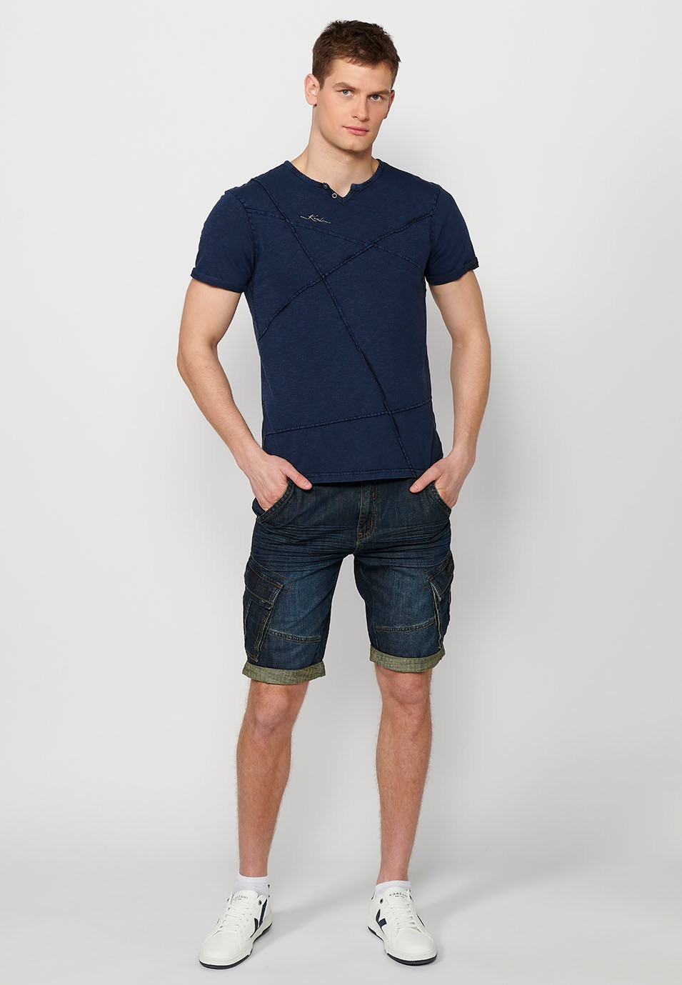 T-shirt manches courtes, col rond avec ouverture, coloris bleu pour homme
