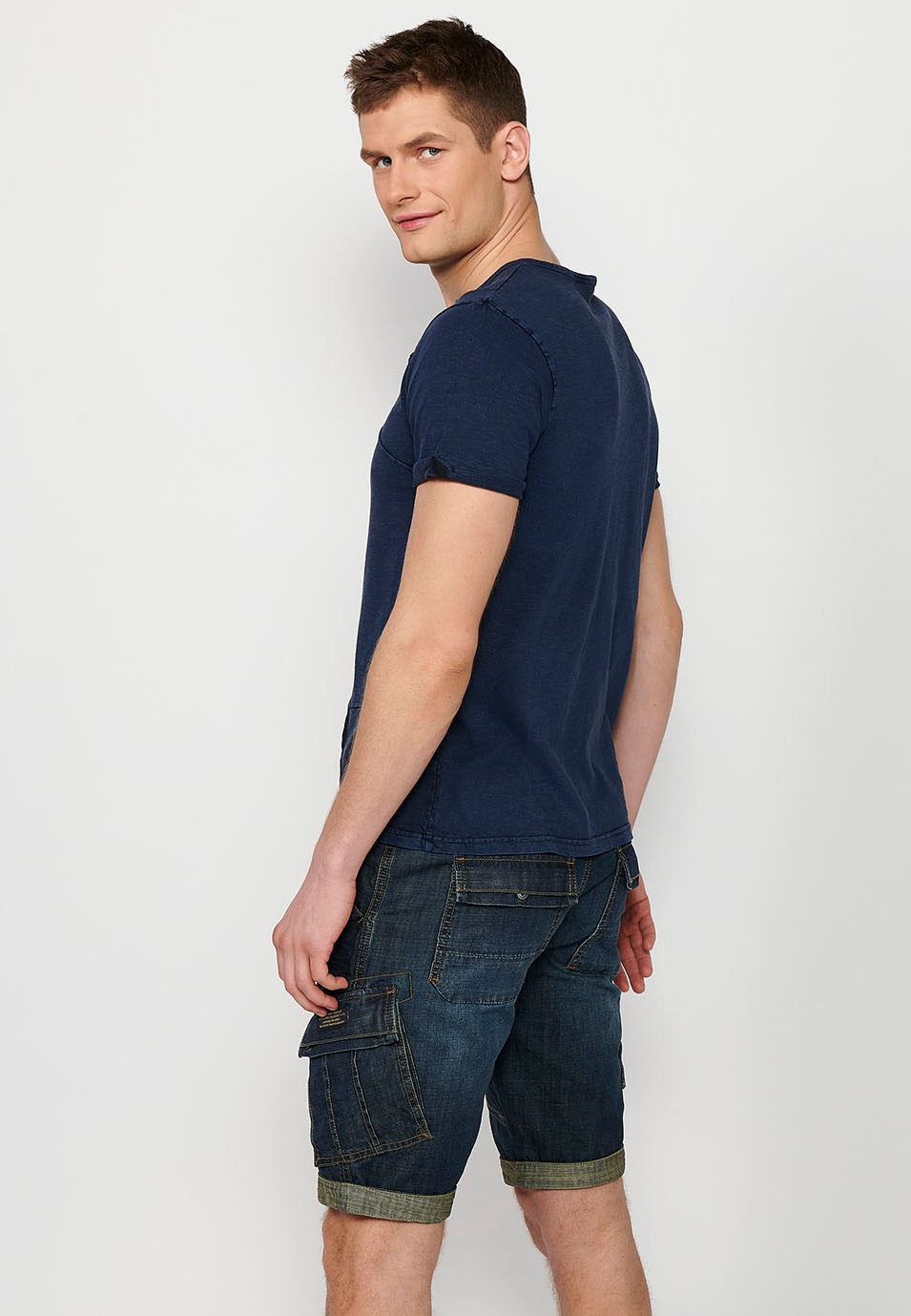 Camiseta de manga corta, cuello redondo con abertura, color azul para hombre