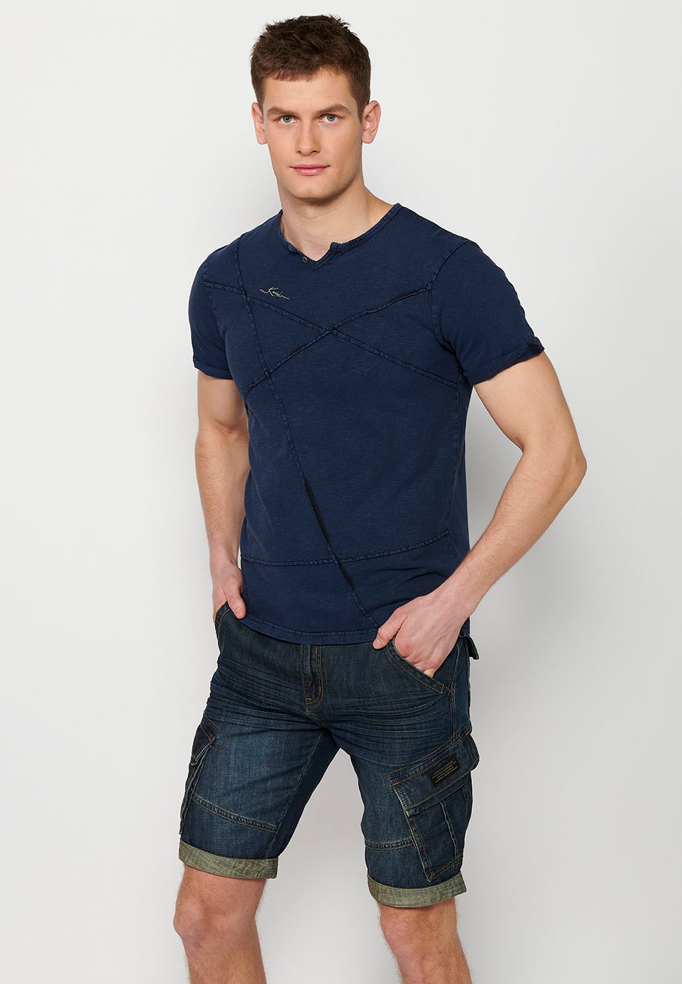 T-shirt manches courtes, col rond avec ouverture, coloris bleu pour homme