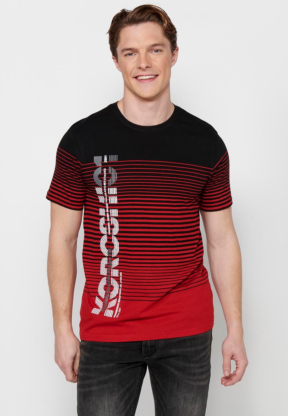 Camiseta de manga corta, estampado degradado a rayas, cuello redondo, color rojo para hombre