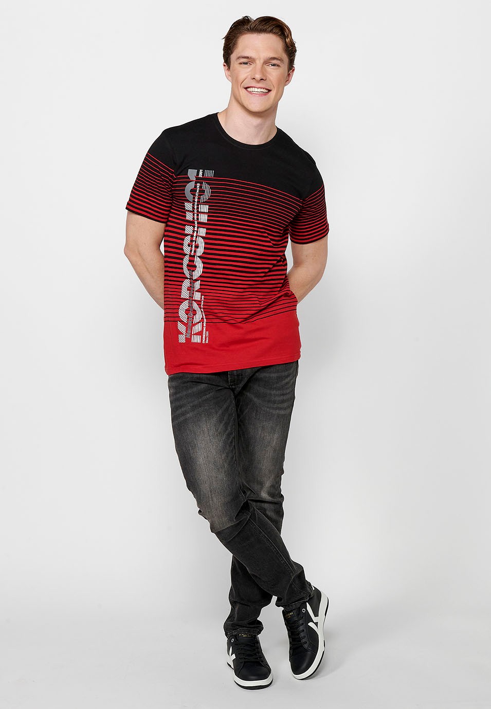Camiseta de manga corta, estampado degradado a rayas, cuello redondo, color rojo para hombre 3