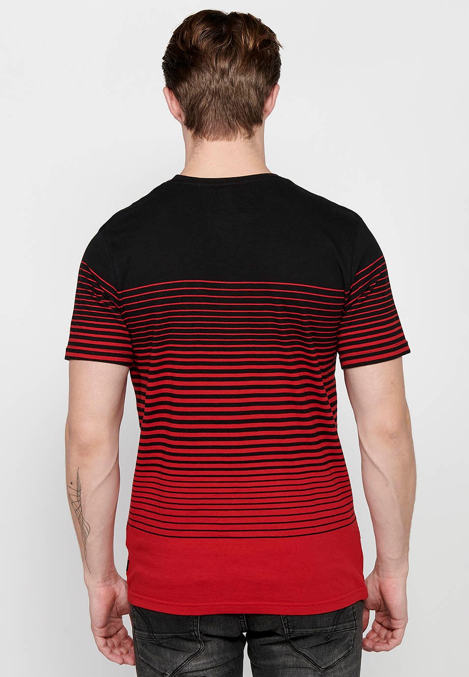 Camiseta de manga corta, estampado degradado a rayas, cuello redondo, color rojo para hombre 4