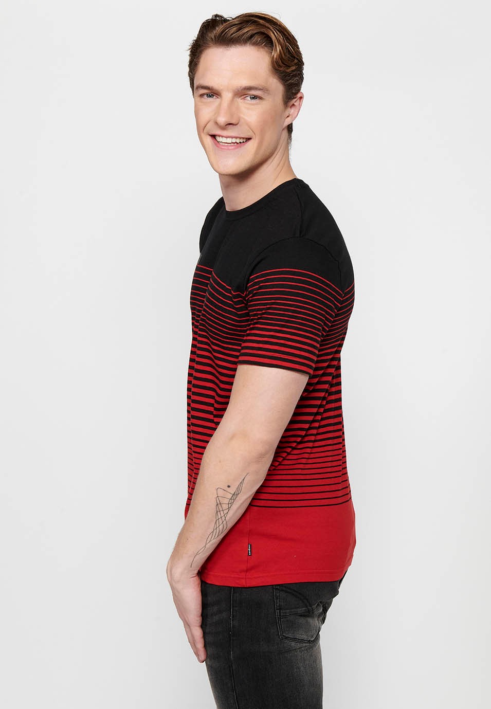 Camiseta de manga corta, estampado degradado a rayas, cuello redondo, color rojo para hombre 5