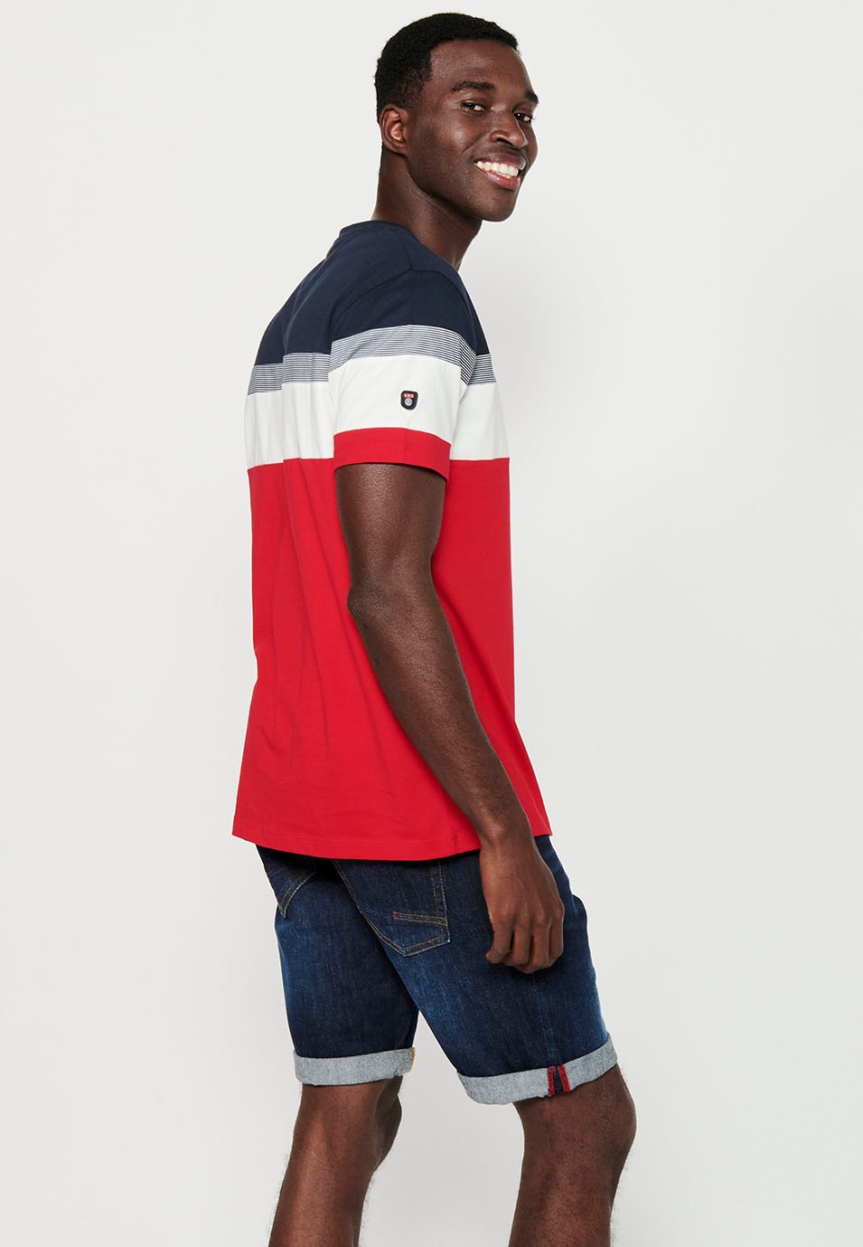 Camiseta de manga corta, bordado frontal y cuello redondo, color rojo para hombre