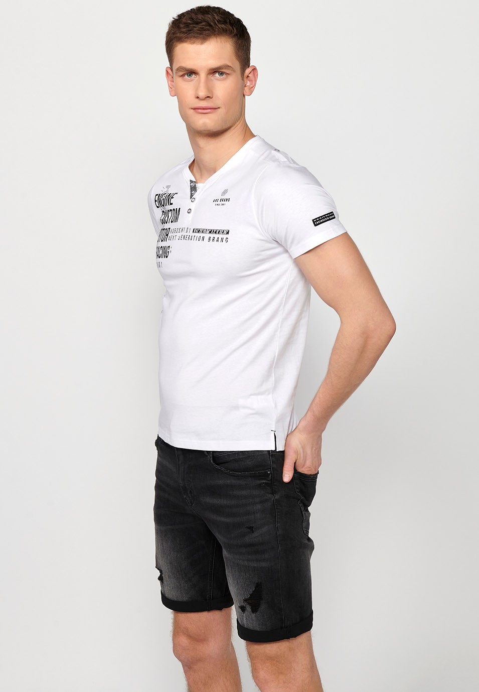 Camiseta de manga corta de algodon, cuello redondo con abertura abotonada, color blanco para hombre