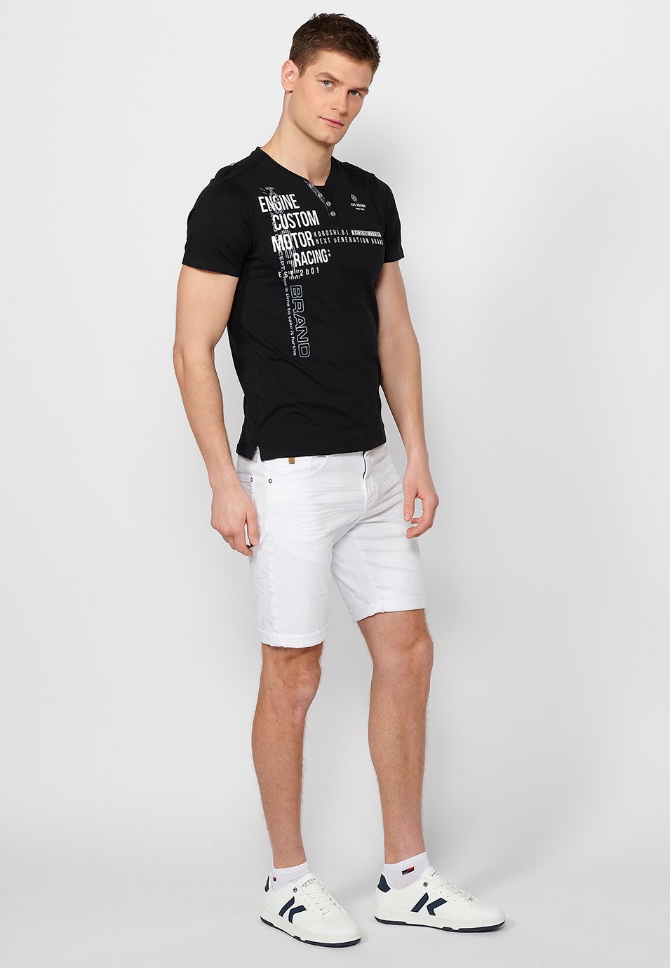 Camiseta de manga corta de algodon, cuello redondo con abertura abotonada, color negropara hombre