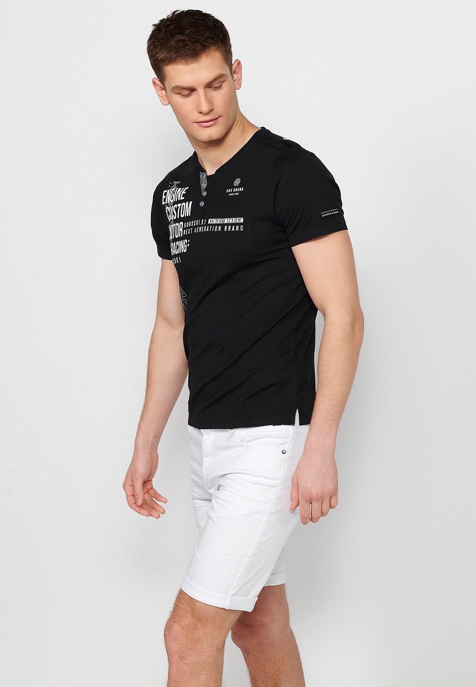 black Herren-T-Shirt aus Baumwolle mit kurzen Ärmeln, Rundhalsausschnitt und geknöpfter Öffnung