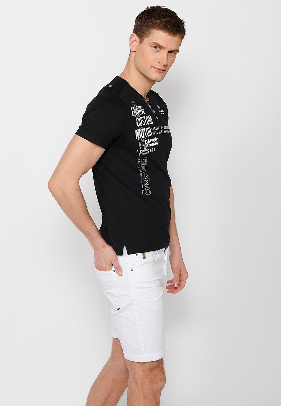 black Herren-T-Shirt aus Baumwolle mit kurzen Ärmeln, Rundhalsausschnitt und geknöpfter Öffnung