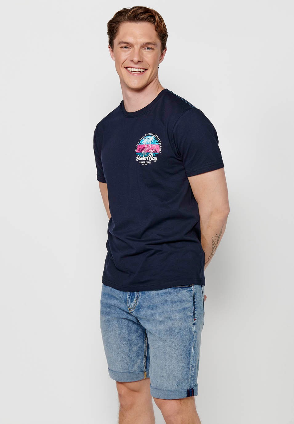 Kurzarm-T-Shirt aus Baumwolle mit Rundhalsausschnitt und marineblauem Rückenaufdruck für Herren