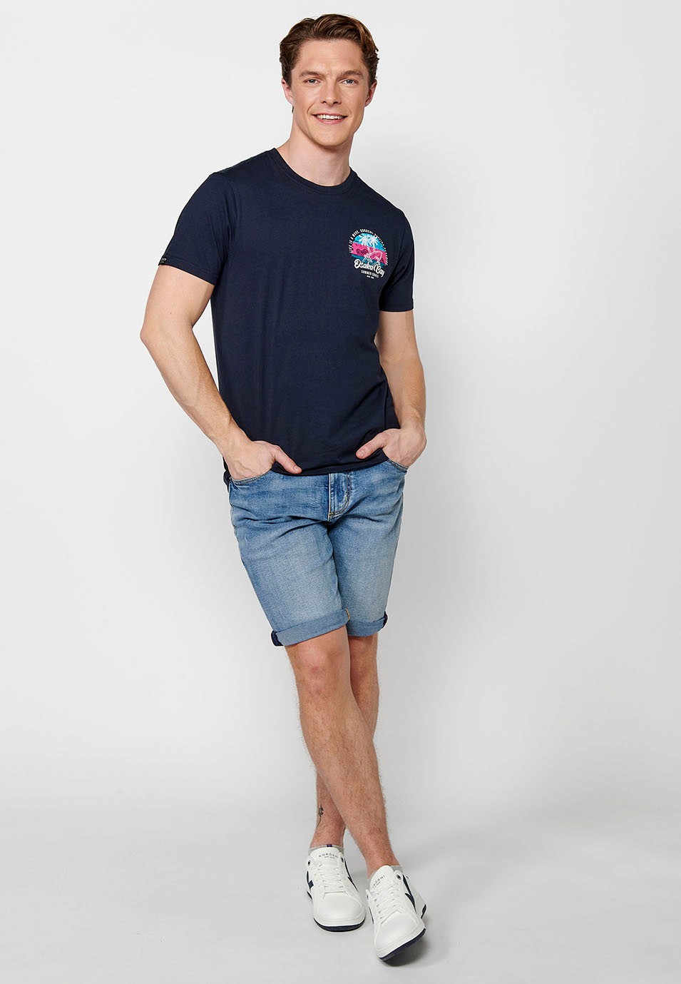 Kurzarm-T-Shirt aus Baumwolle mit Rundhalsausschnitt und marineblauem Rückenaufdruck für Herren 3