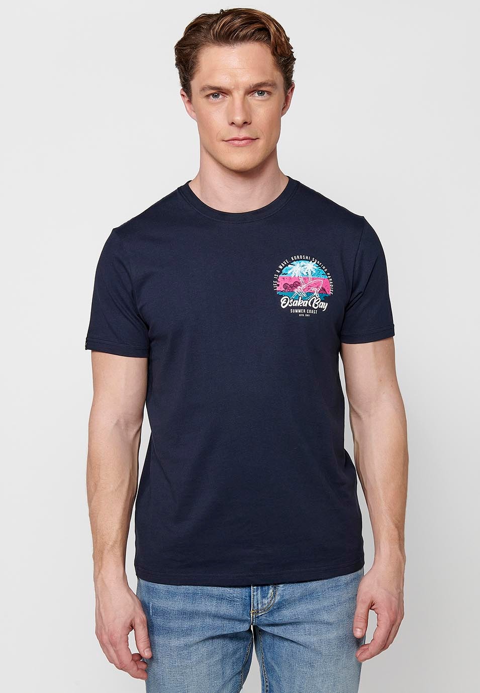 Kurzarm-T-Shirt aus Baumwolle mit Rundhalsausschnitt und marineblauem Rückenaufdruck für Herren 1