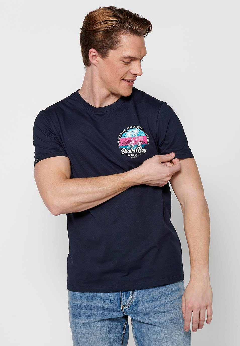 Kurzarm-T-Shirt aus Baumwolle mit Rundhalsausschnitt und marineblauem Rückenaufdruck für Herren 2