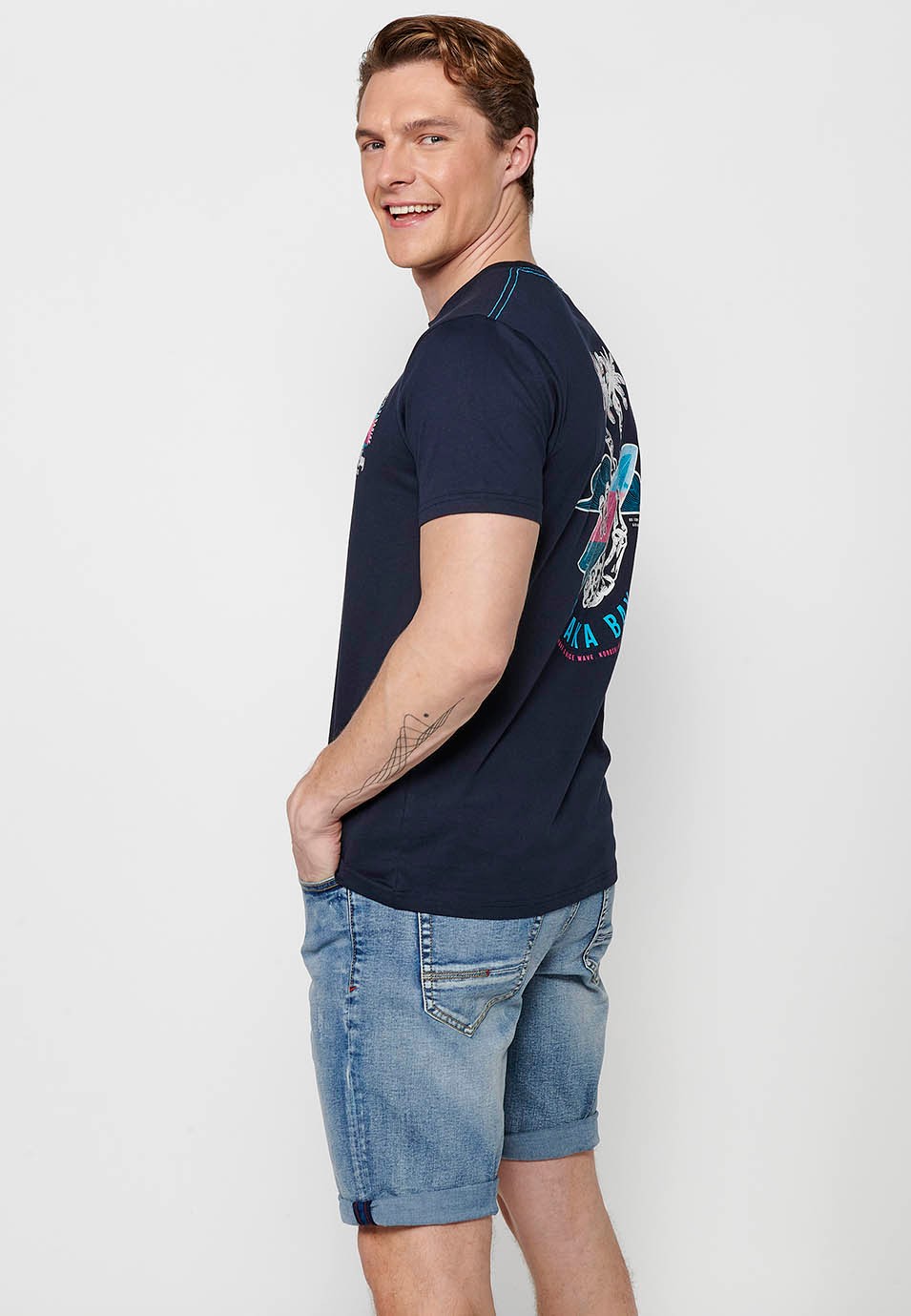 Kurzarm-T-Shirt aus Baumwolle mit Rundhalsausschnitt und marineblauem Rückenaufdruck für Herren 8