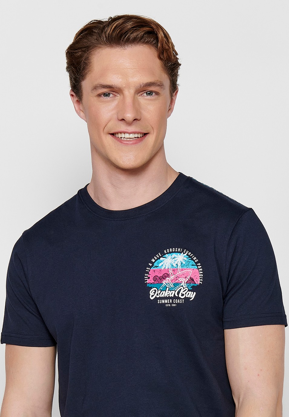 Kurzarm-T-Shirt aus Baumwolle mit Rundhalsausschnitt und marineblauem Rückenaufdruck für Herren 5