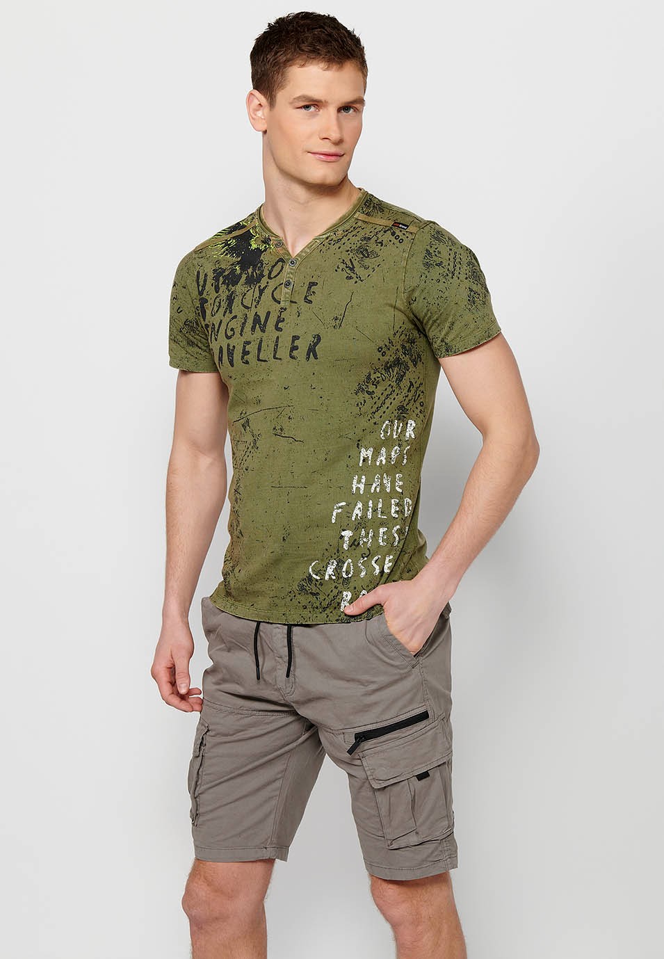 Camiseta de manga corta, estampada, cuello abierto con botones, color kaki para hombre
