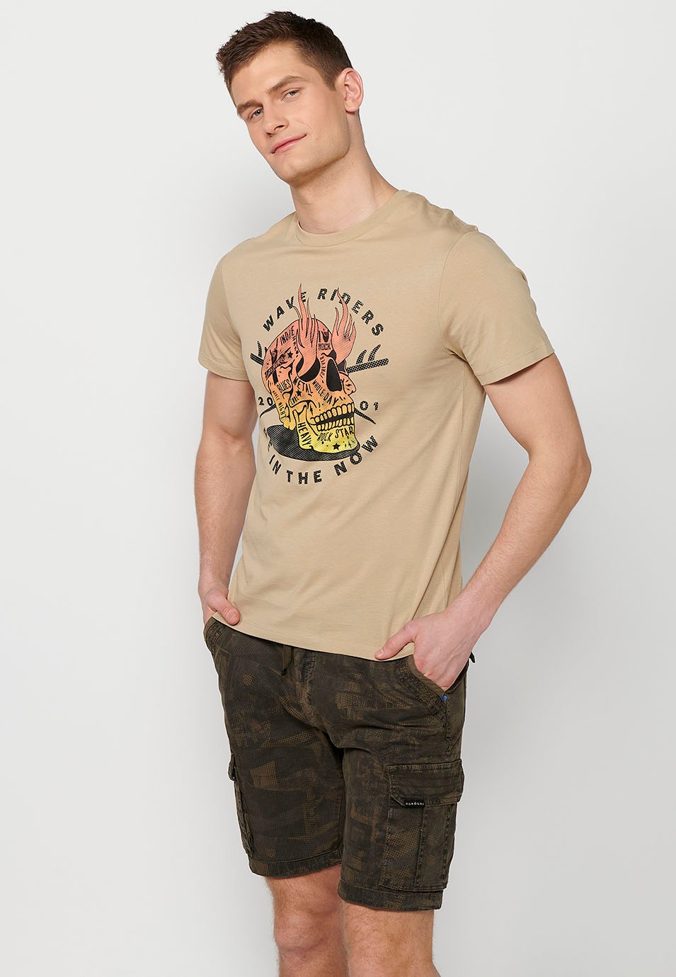 Steinfarbenes bedrucktes Kurzarm-T-Shirt aus Baumwolle für Herren