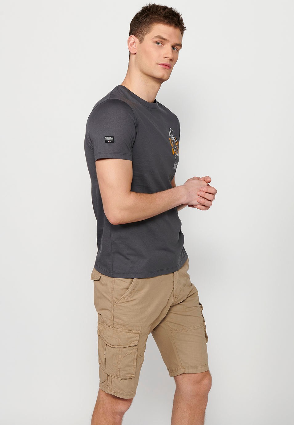 Camiseta de manga corta de algodon, estampada en la espalda, color gris para hombre