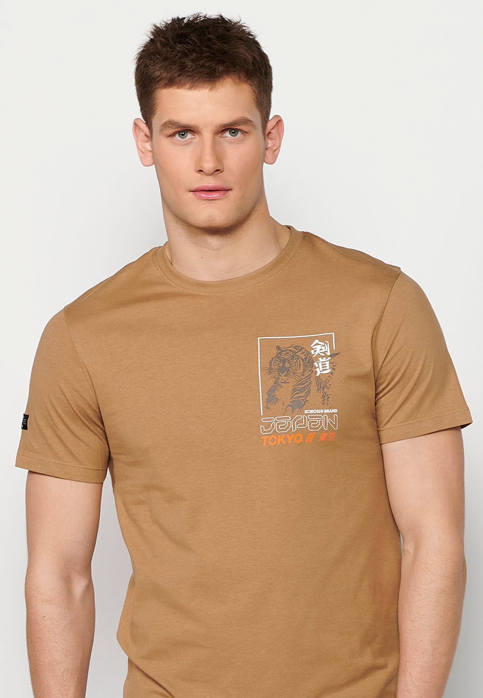 T-shirt manches courtes en coton imprimé jungle tigrou au dos, couleur camel pour homme