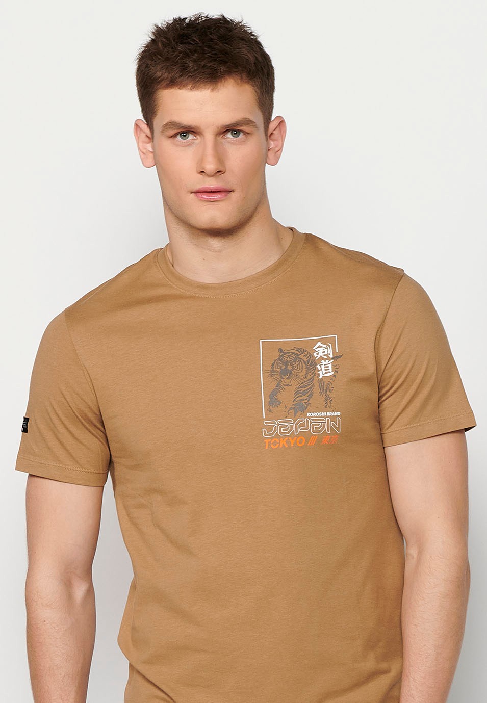 Short-sleeved cotton t-shirt with jungle tigger back print, camel color for men