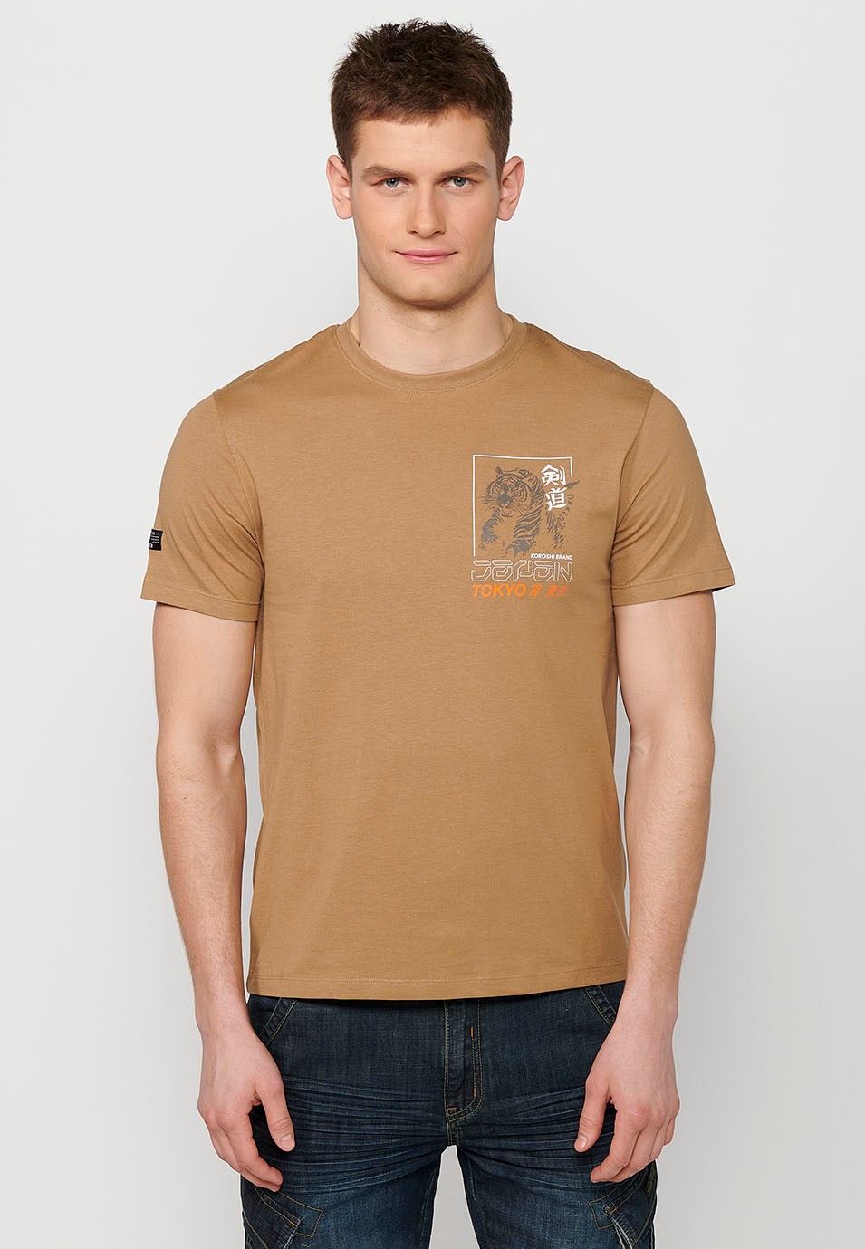 Camiseta de manga corta de algodon y estampado trasero jungle tigger, color camel para hombre