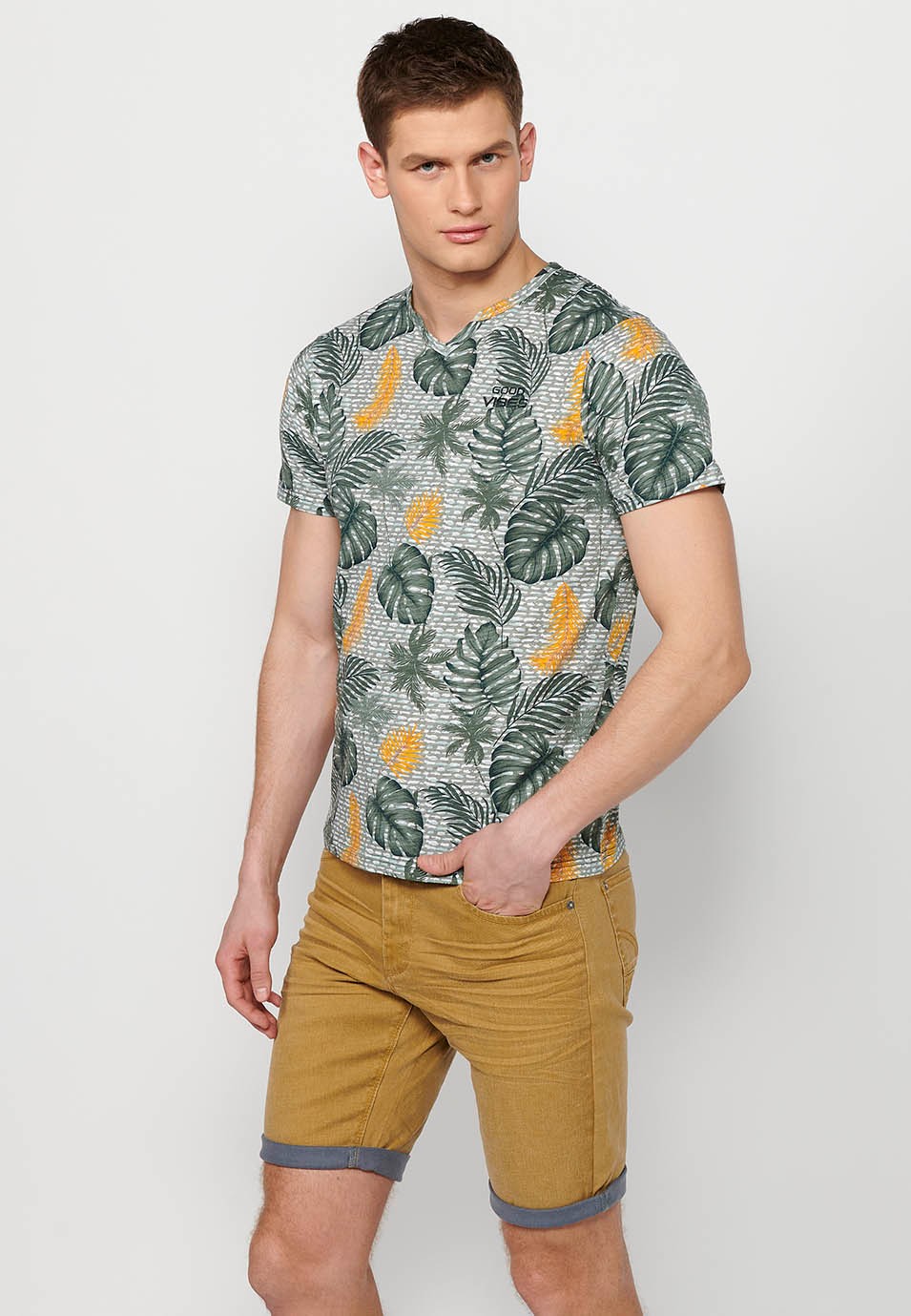 Short-sleeved cotton t-shirt with multicolored tropical print for men