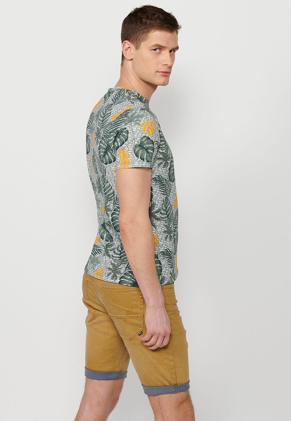 Short-sleeved cotton t-shirt with multicolored tropical print for men