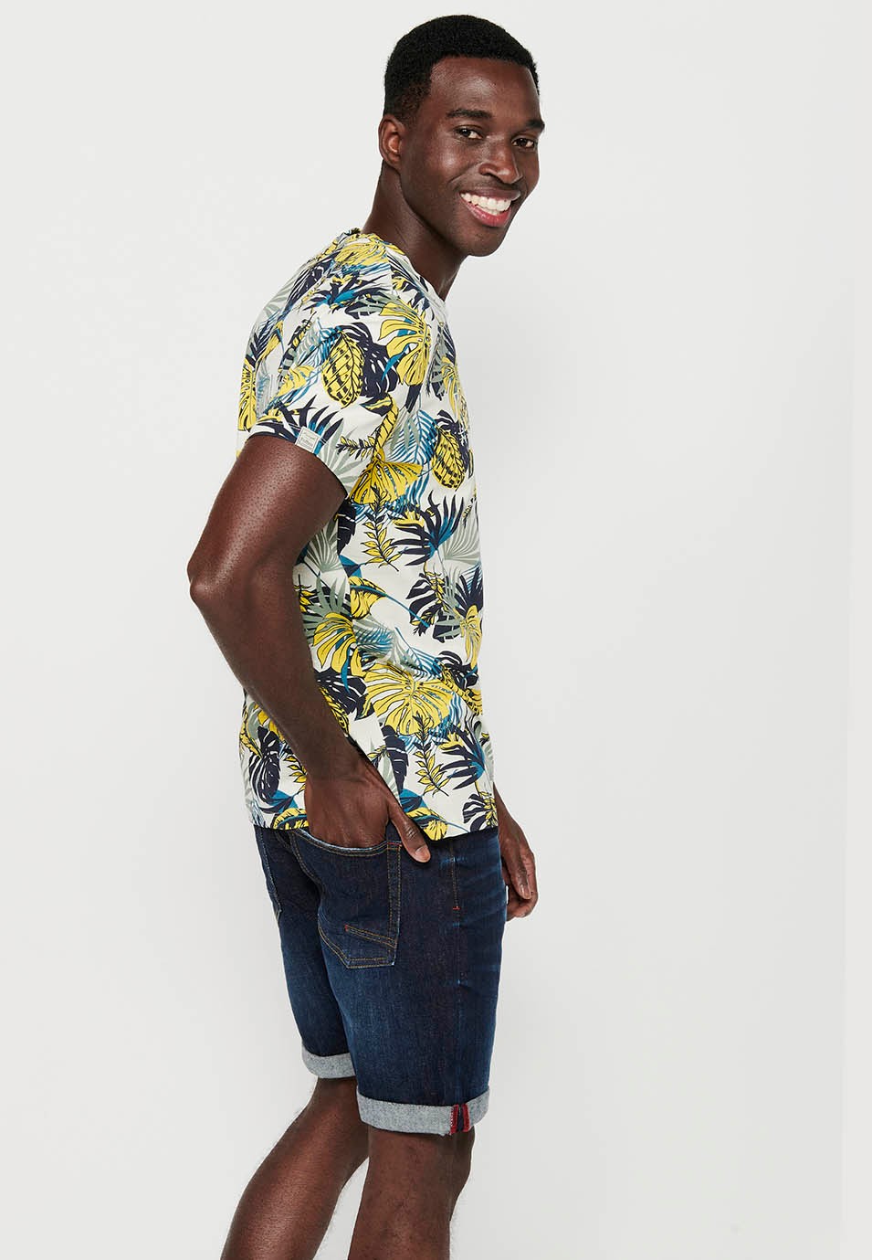 Gelbes Herren-Kurzarm-T-Shirt aus Baumwolle mit Rundhalsausschnitt und Blumendruck