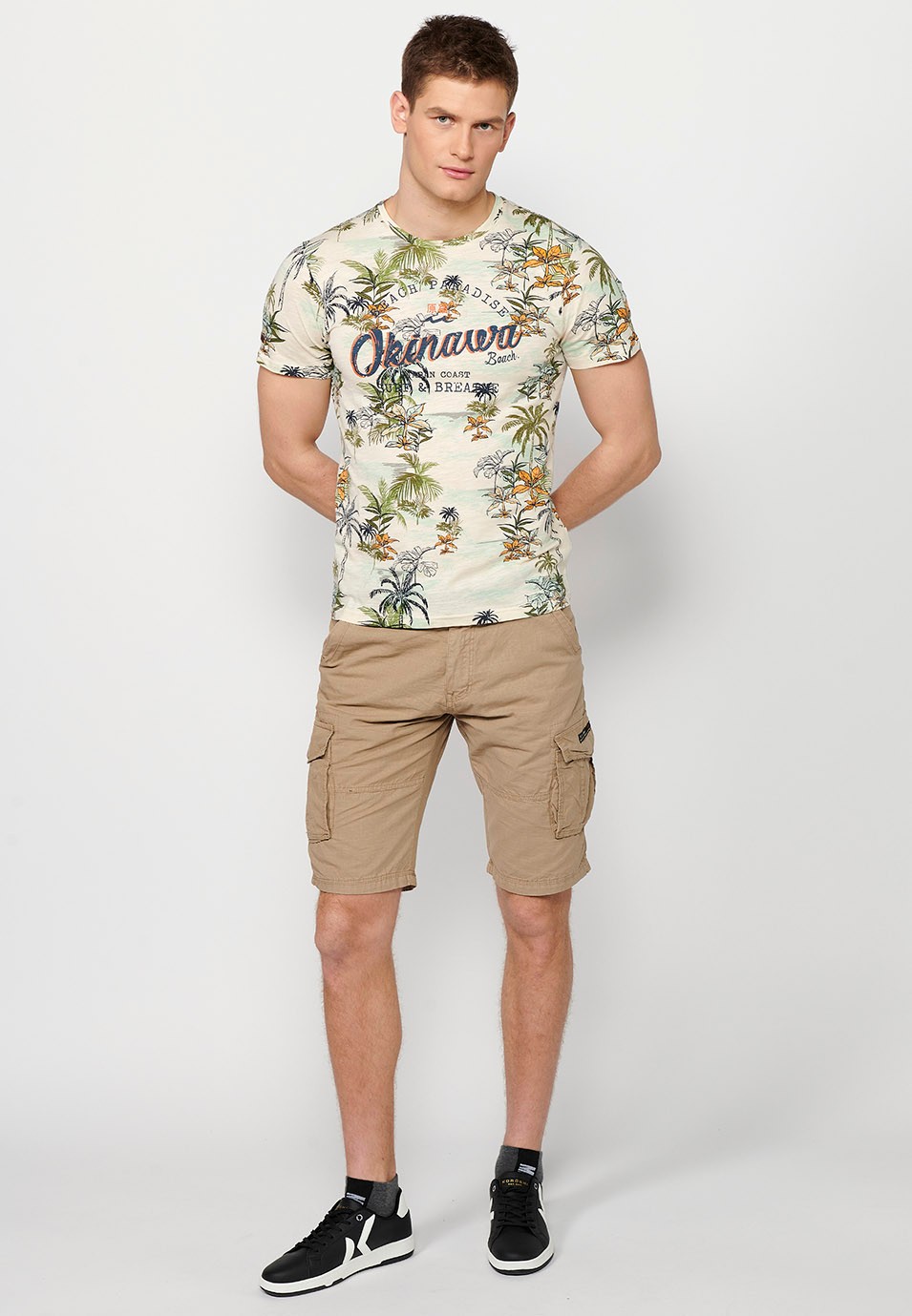Short-sleeved cotton t-shirt with green multicolor tropical print for men